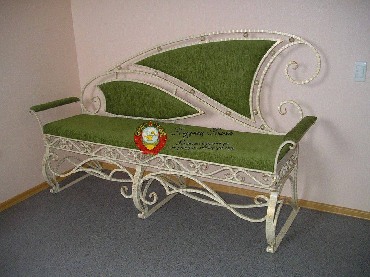 Кованая кушетка в трикотаже