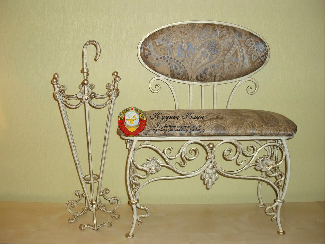 Кованая лавочка с подставкой под зонтик