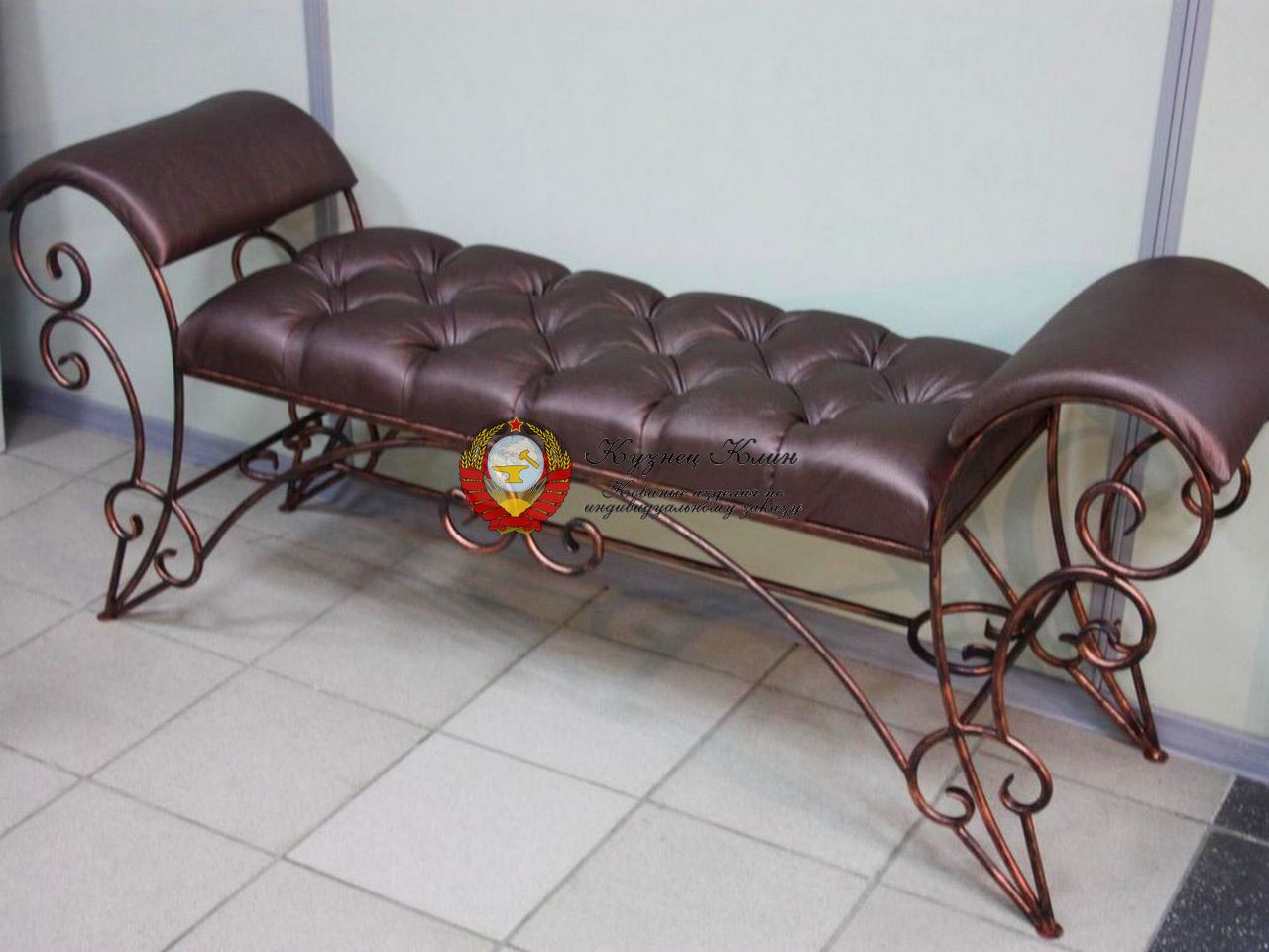 Кованая скамейка с подлокотником