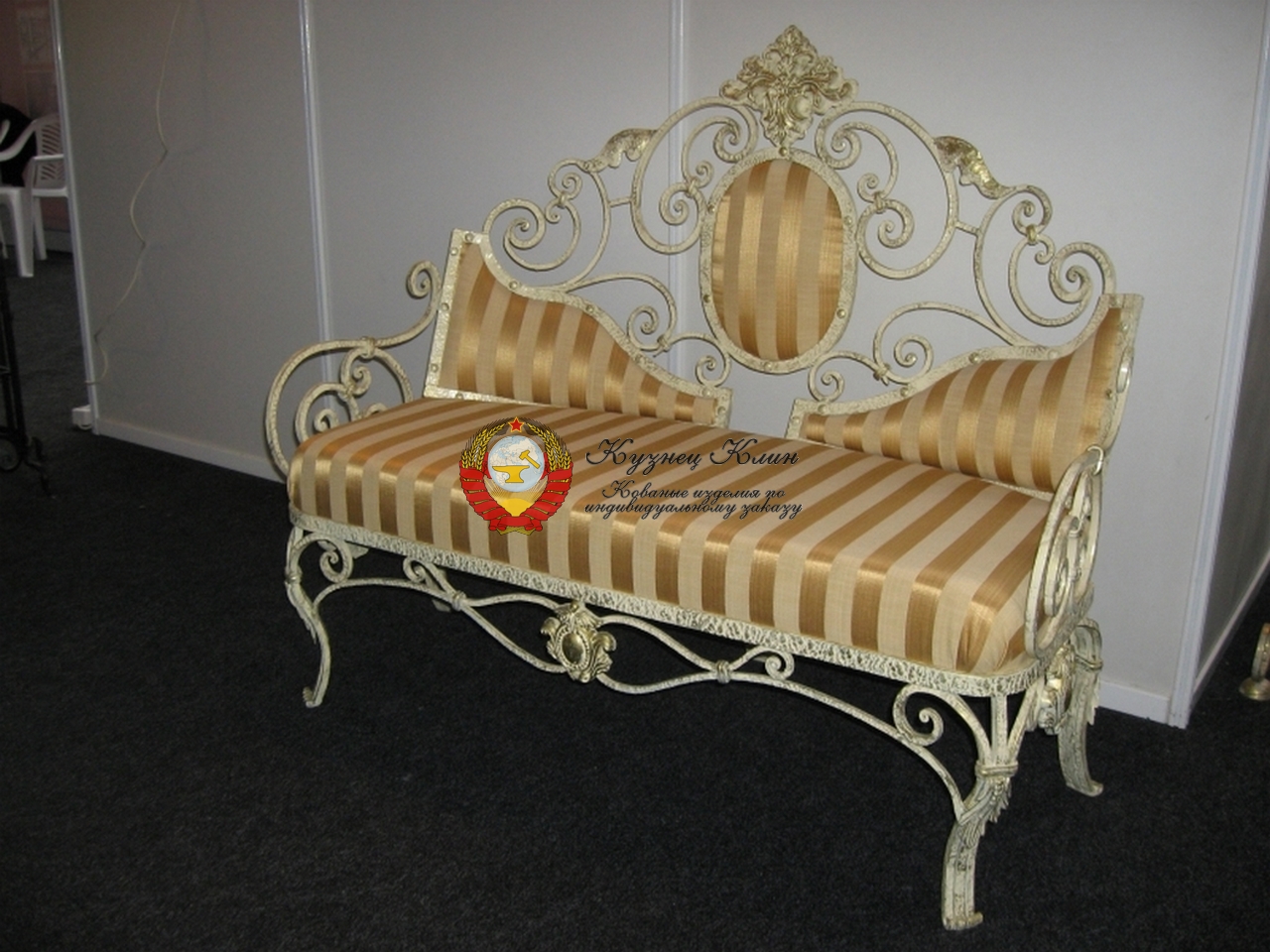 Кованый диван белый