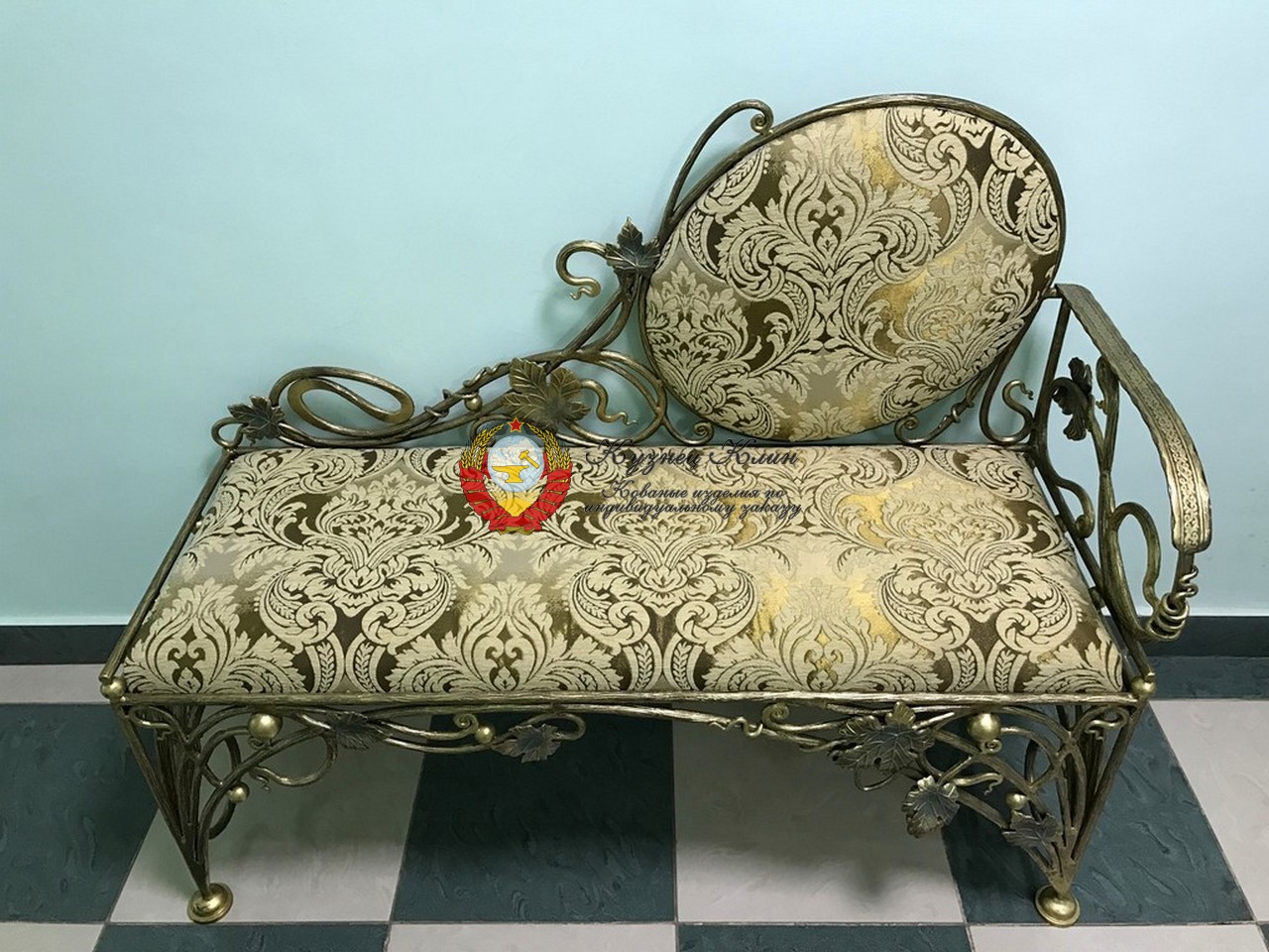 Кованый диванчик с золотой окраской