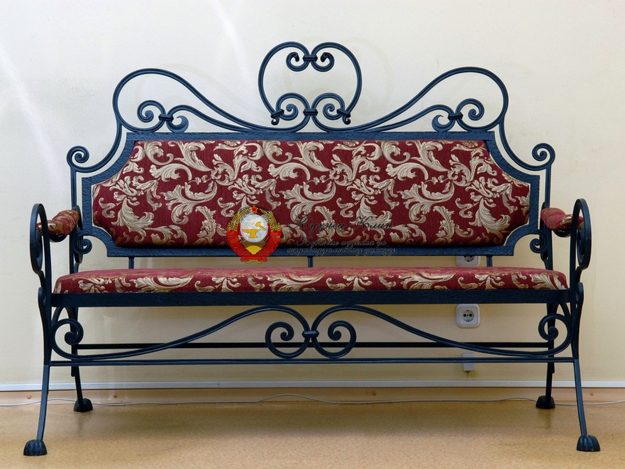 Кованый диванчик с трикотажной отделкой
