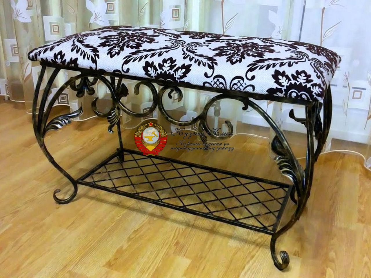 Кованый пуф с обувницей