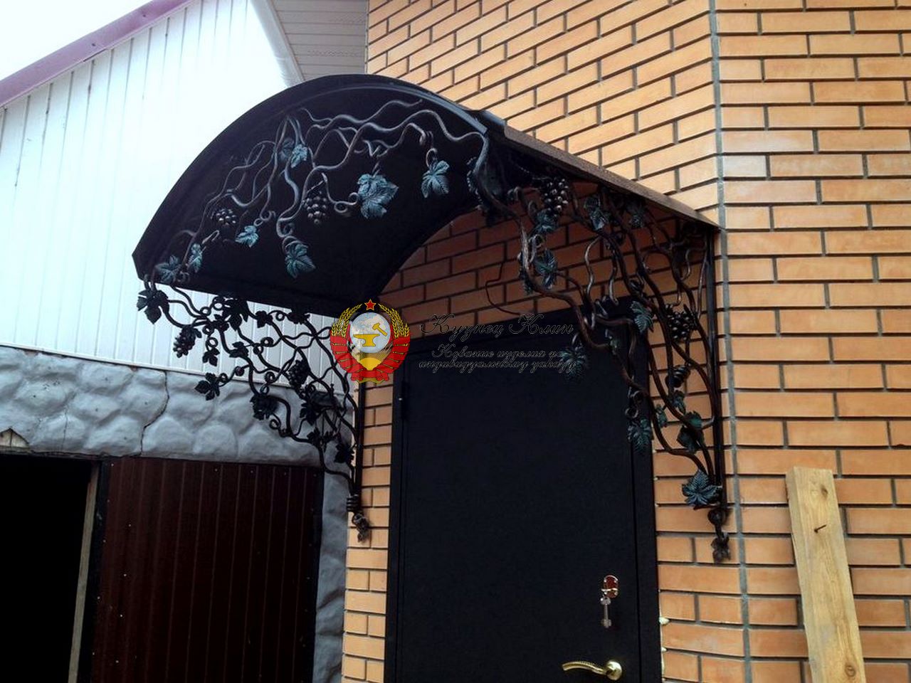 Кованый козырек виноград красивый