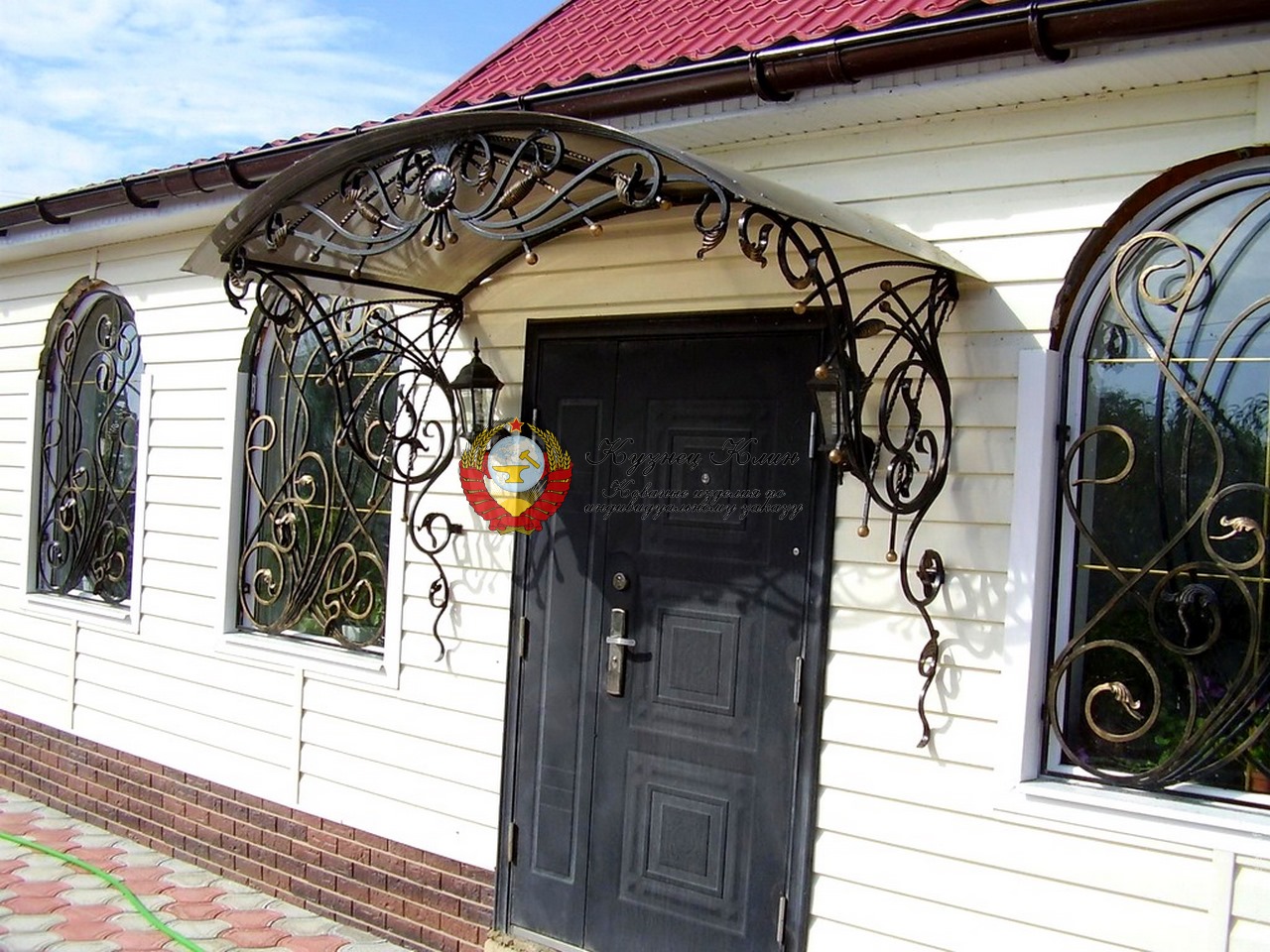 Кованый козырек дорогой с решетками