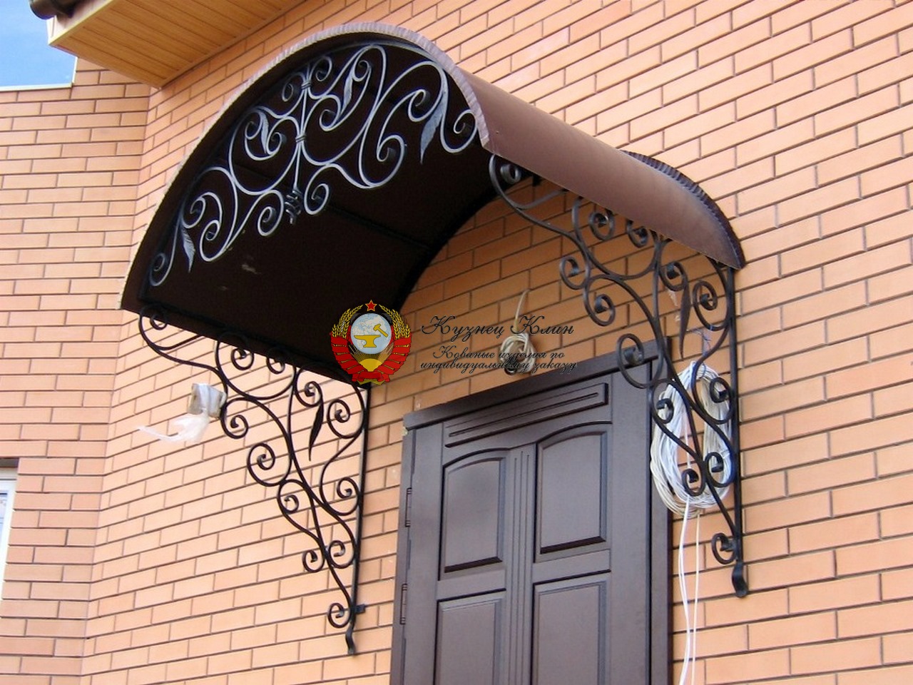 Кованый козырек пристеный