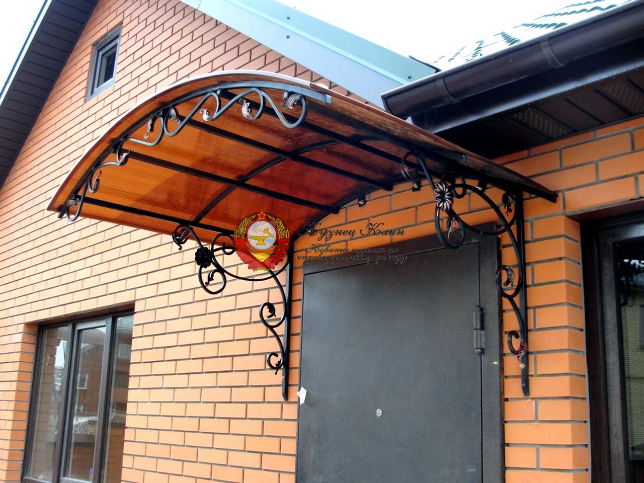 Кованый козырек с большим вылетом