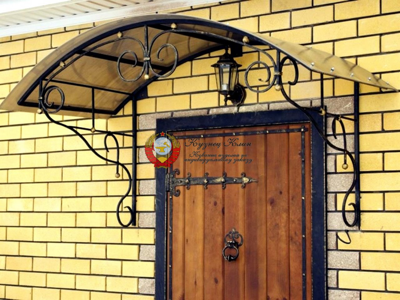 Кованый козырек с деревом