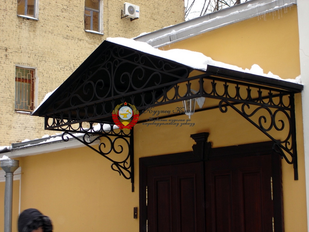 Кованый козырек с кровлей