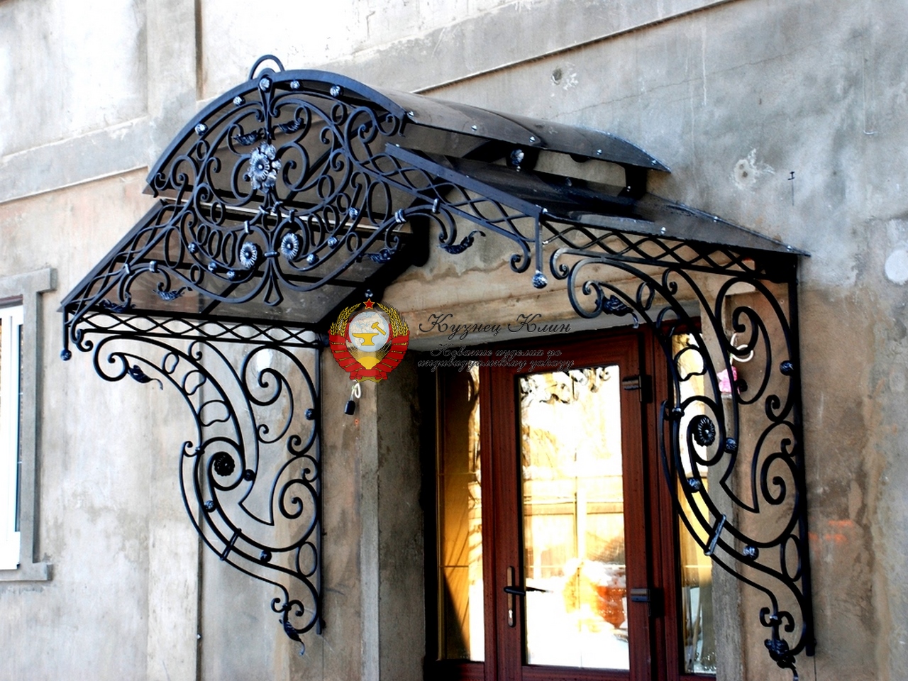 Кованый козырек с ломанной крышей