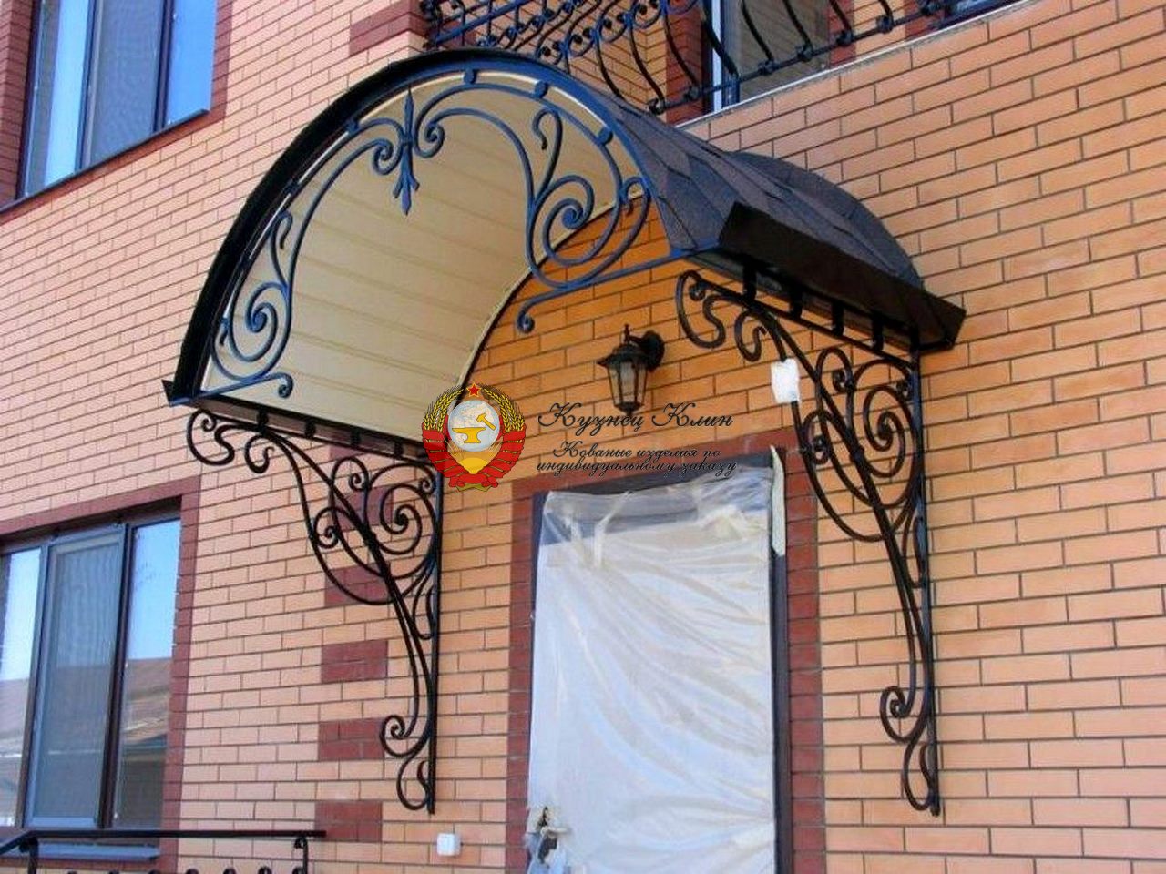 Кованый козырек с мягкой кровлей