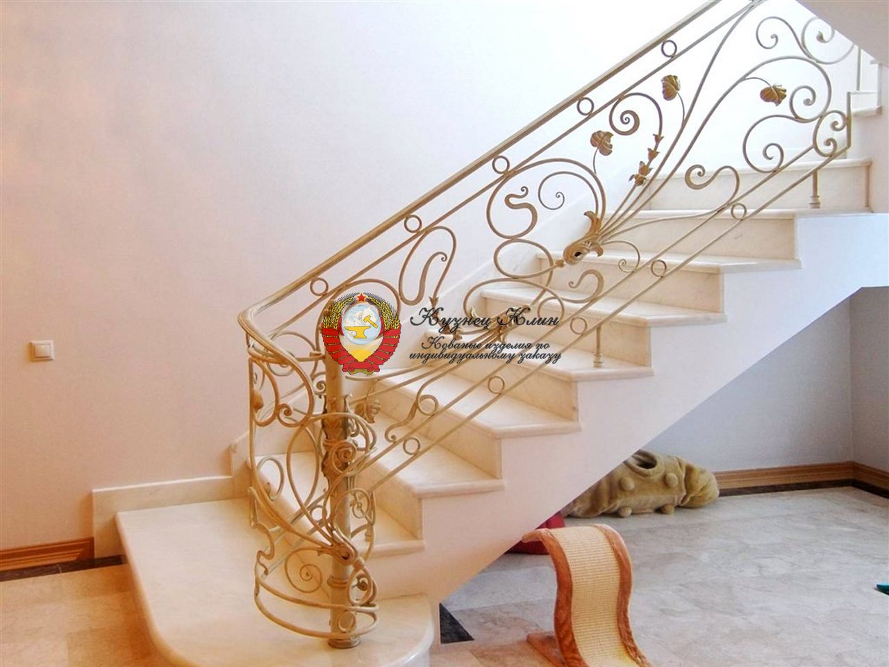 Белые перила лилия