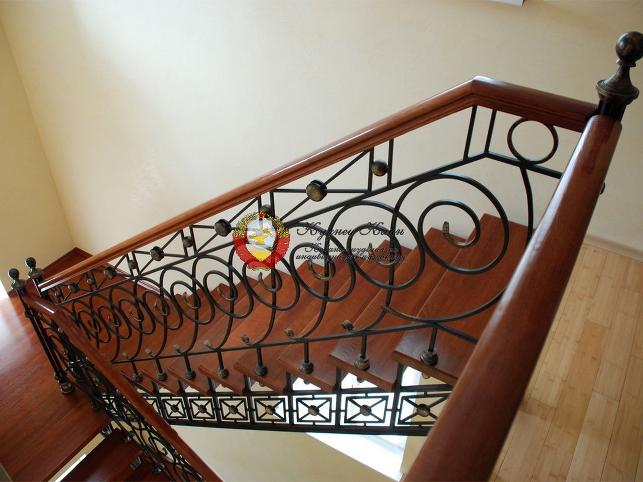 Кованая лестница с перилами и дубом