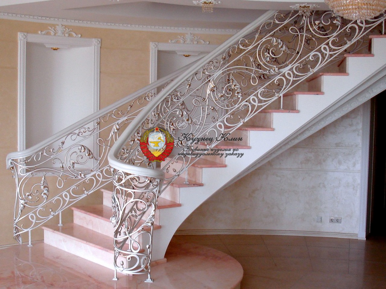 Кованые перила белые с разворотом