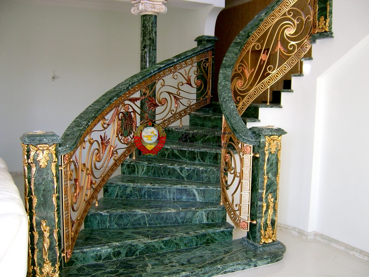 Кованые перила золотые с отделкой камнем