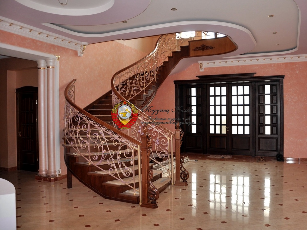 Кованые перила с дубовыми столбами