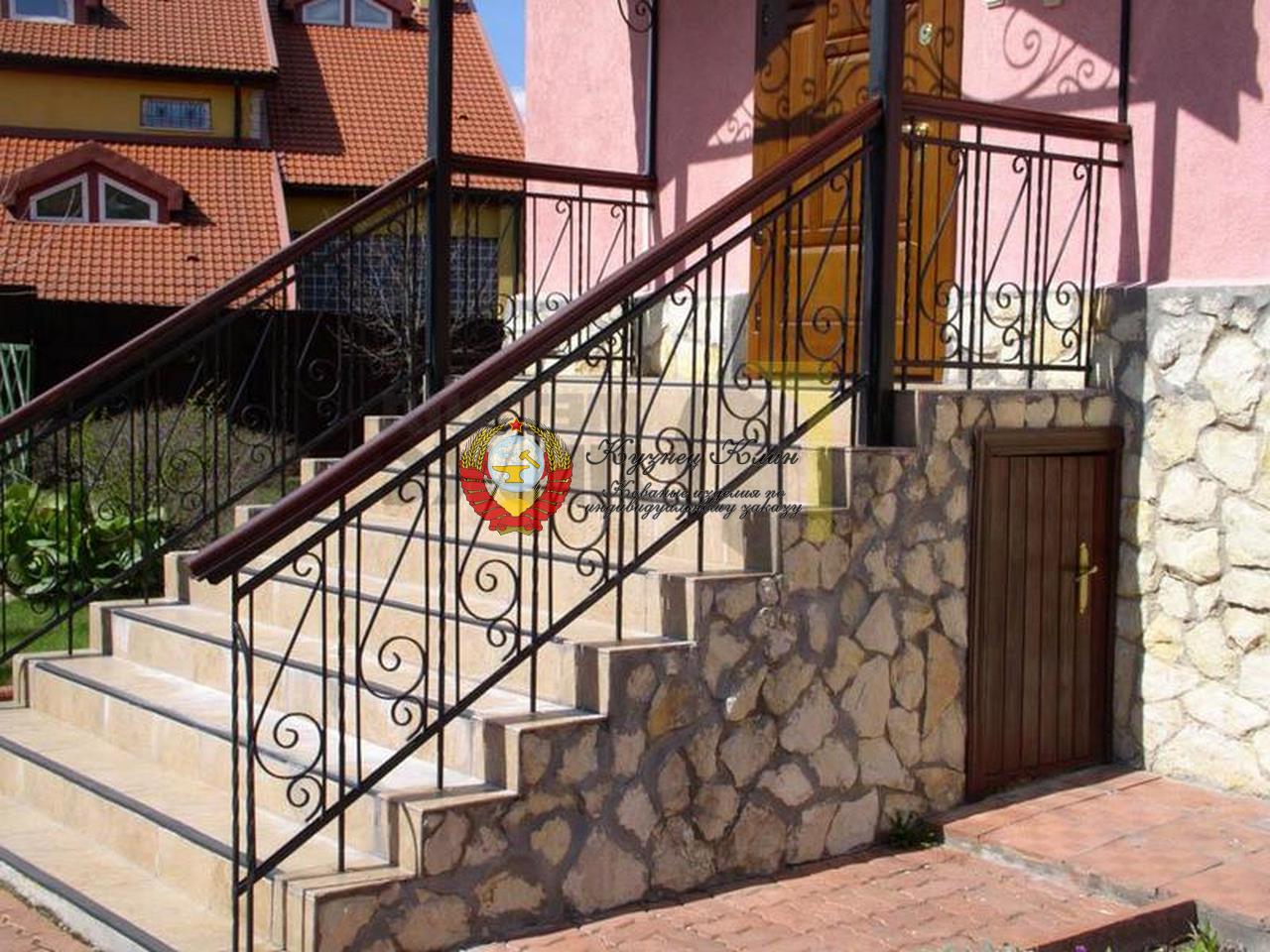 Перила на ступени с ковкой