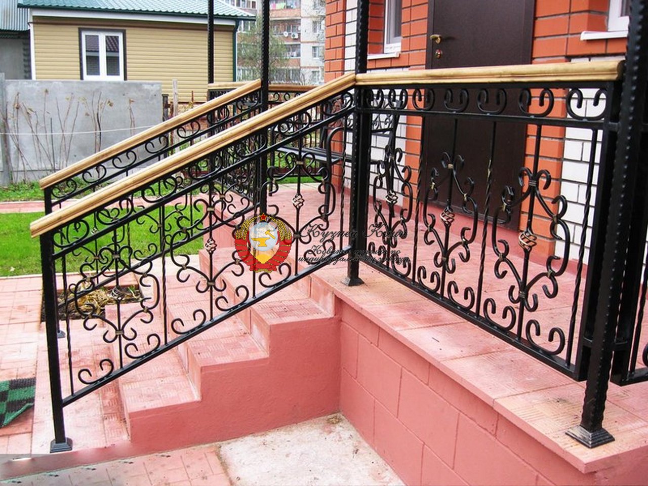 Перила с ковкой и поручнем из сосны