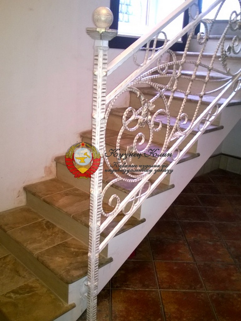 Белый столб кованый