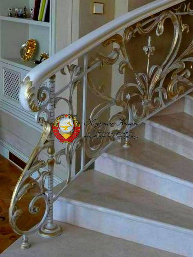 Былые перила с золотом и дубовым поручнем