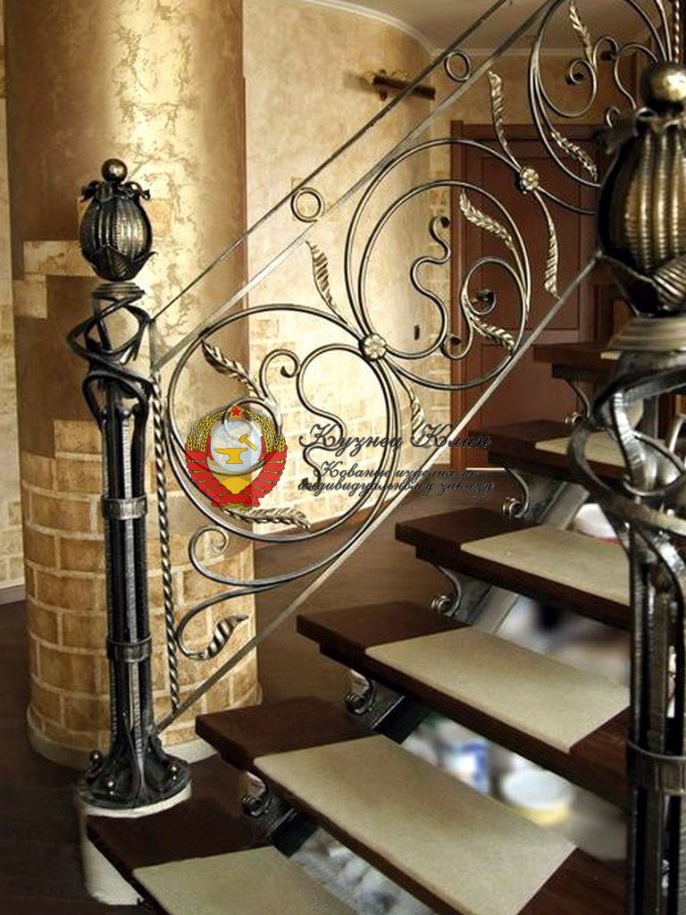Входной столб кованый с лилией