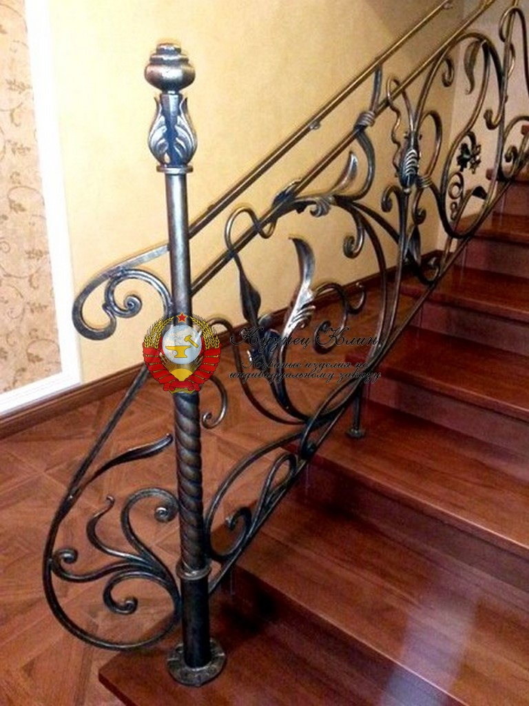 Кованое приглашение с опорным столбом