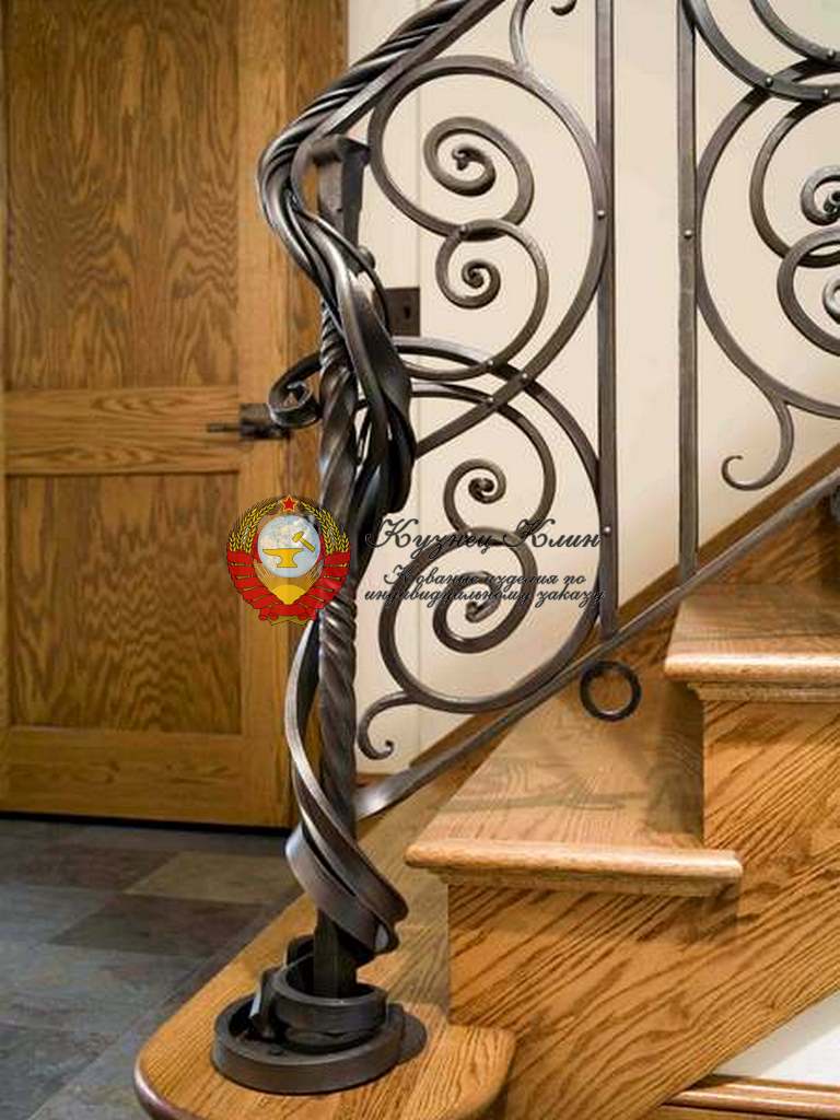 Кованый столб закрученый