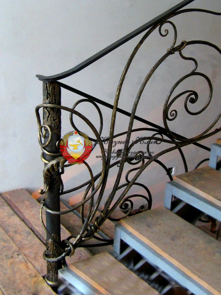 Кованый столб разворотный
