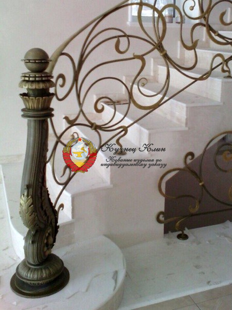 Кованый столб с изгибом