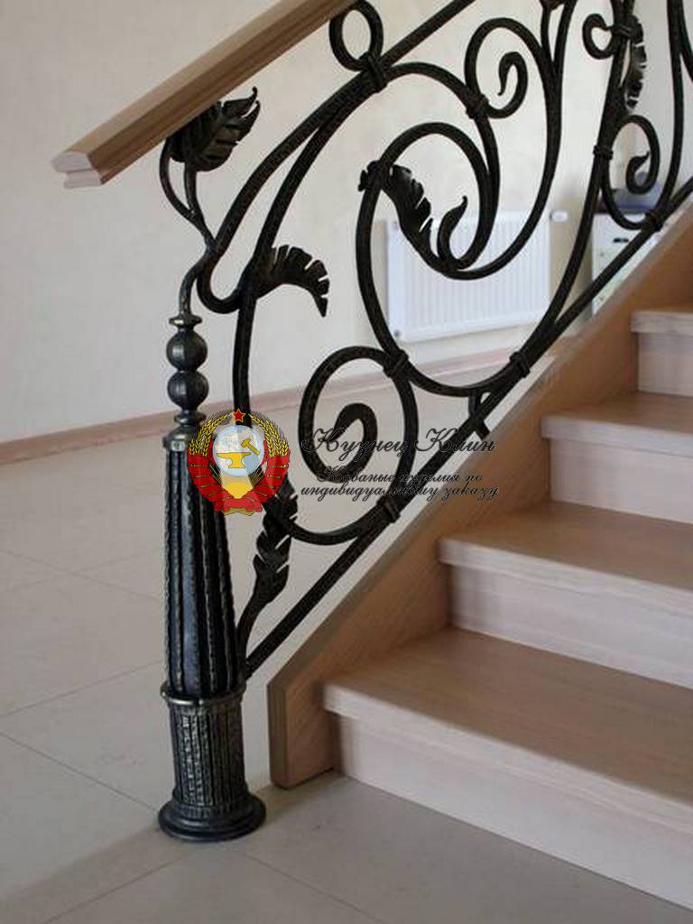 Литой столб с поручнем