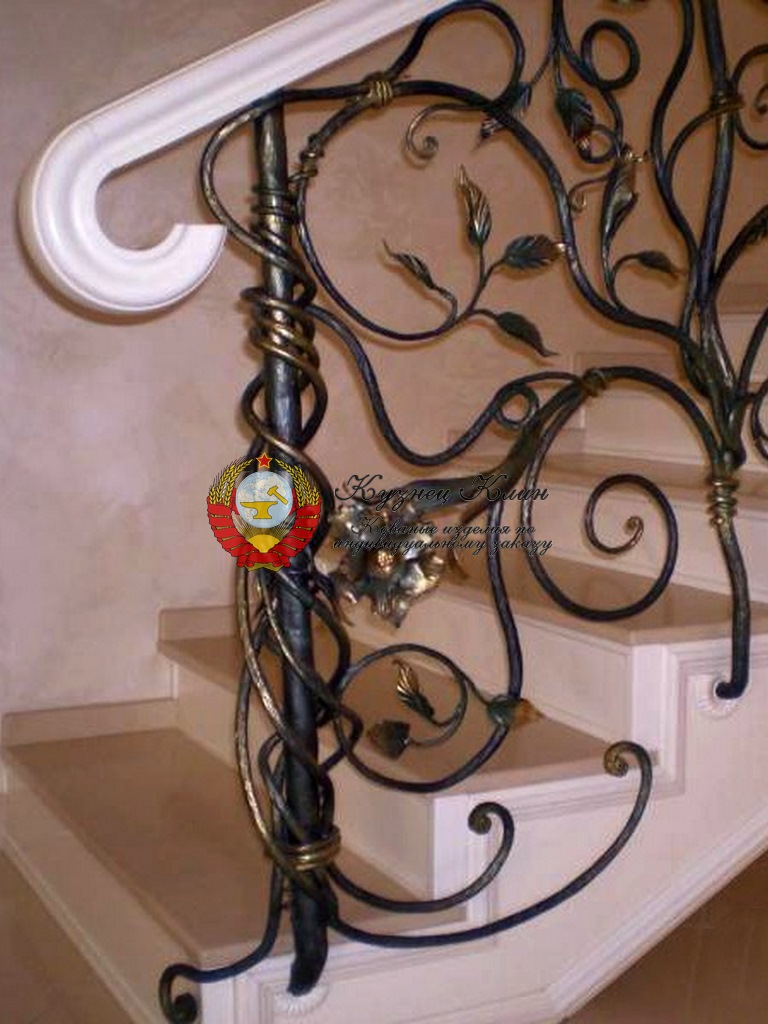 Столб виноградный с деревяным поручнем