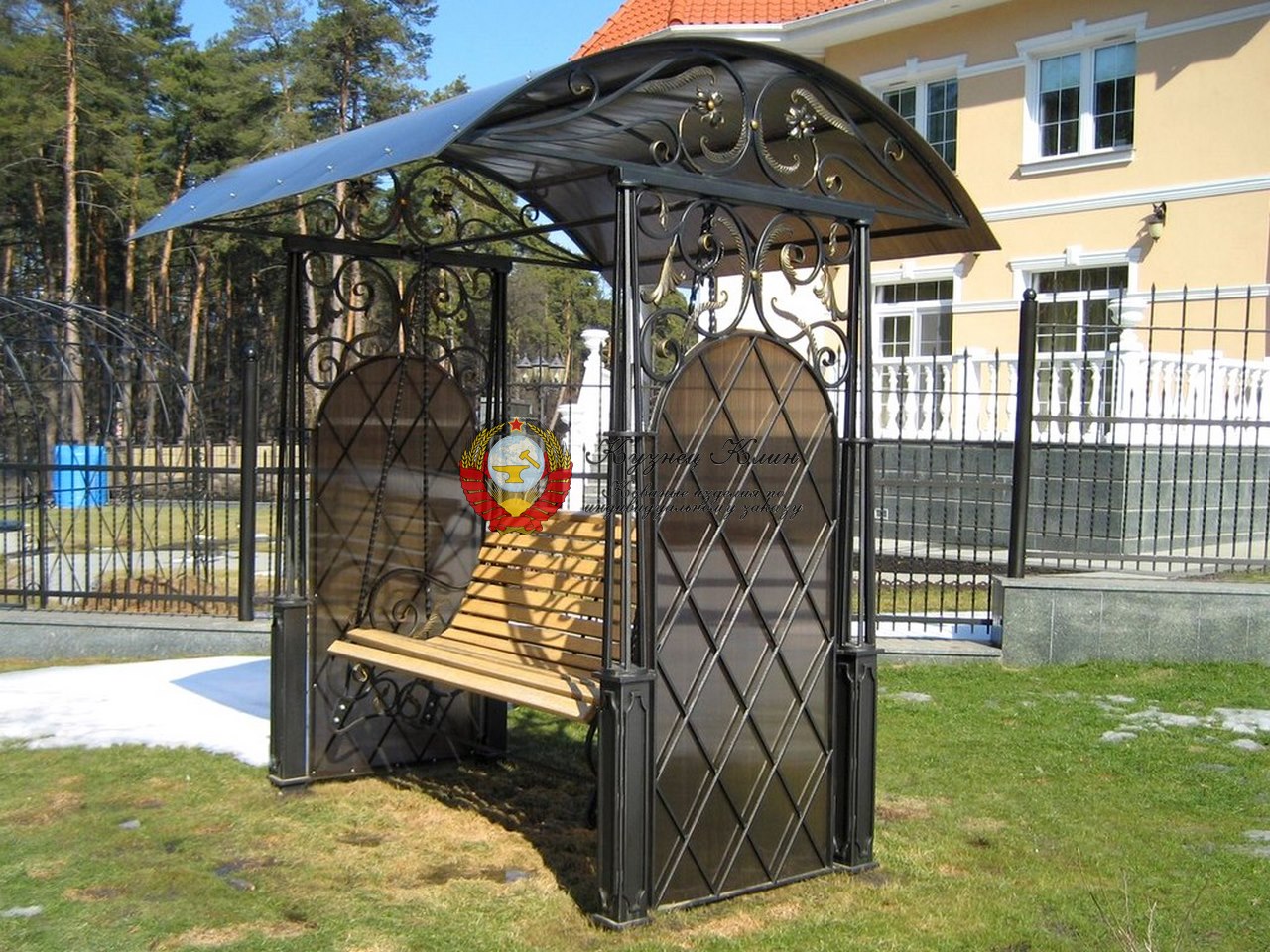 Кованые качели закрытые