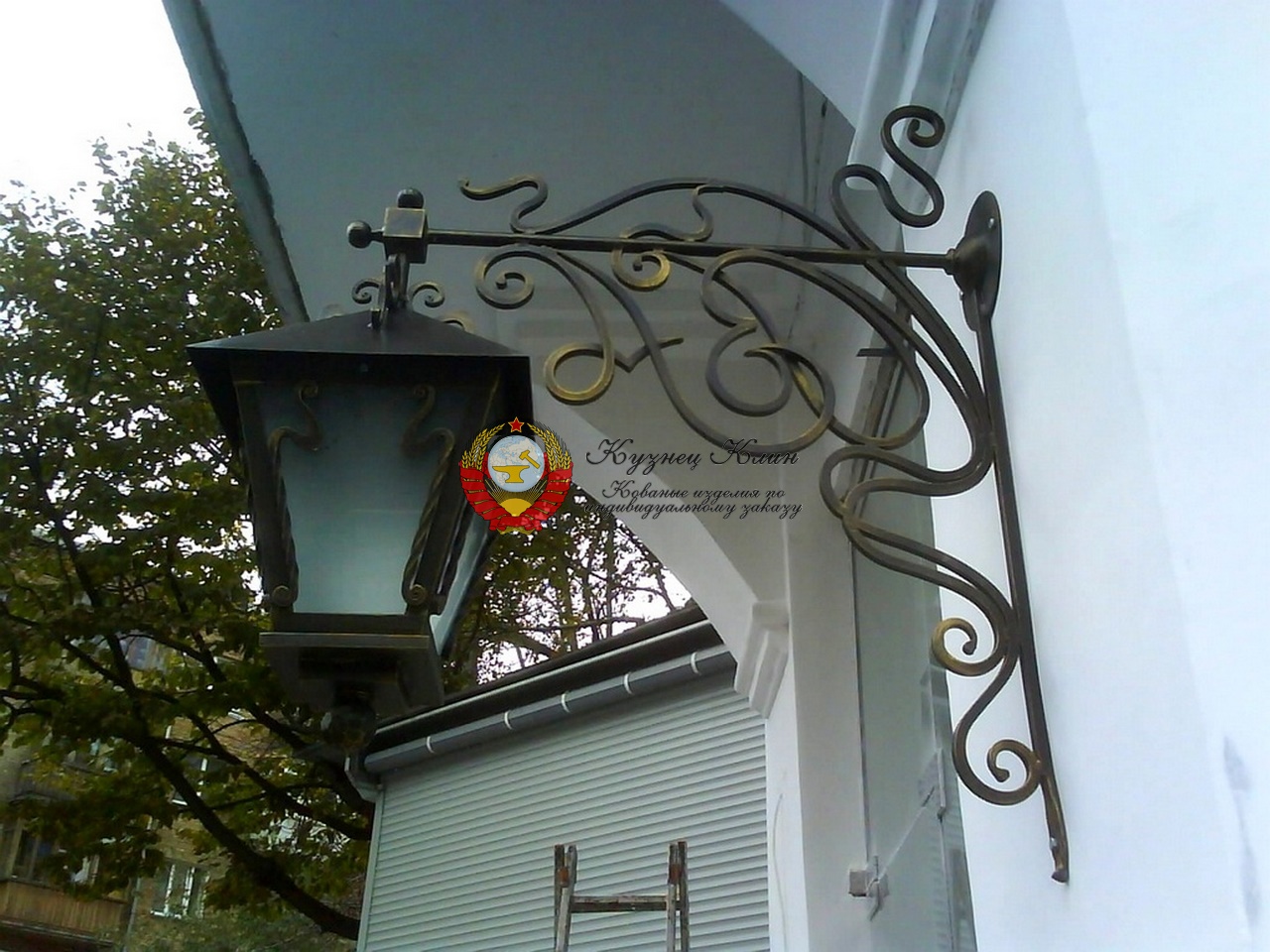 Кованый фонарь на опоре