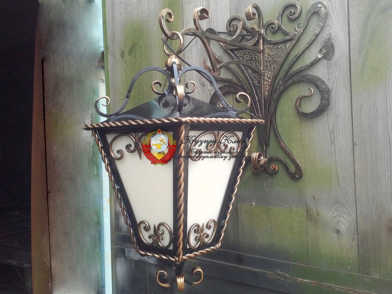Кованый фонарь настенный