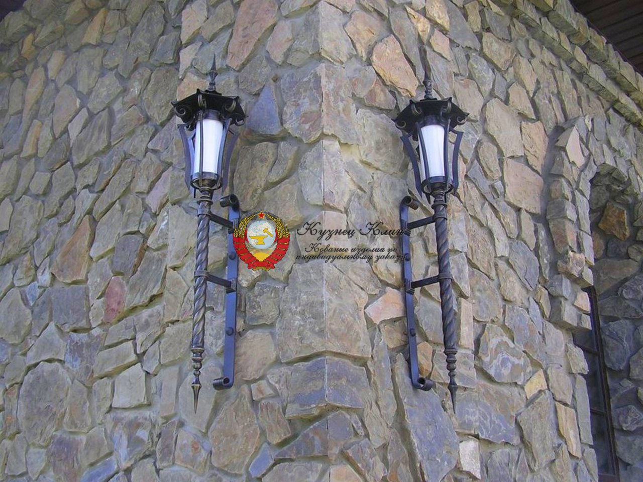 Кованый фонарь с винтовыми опорами