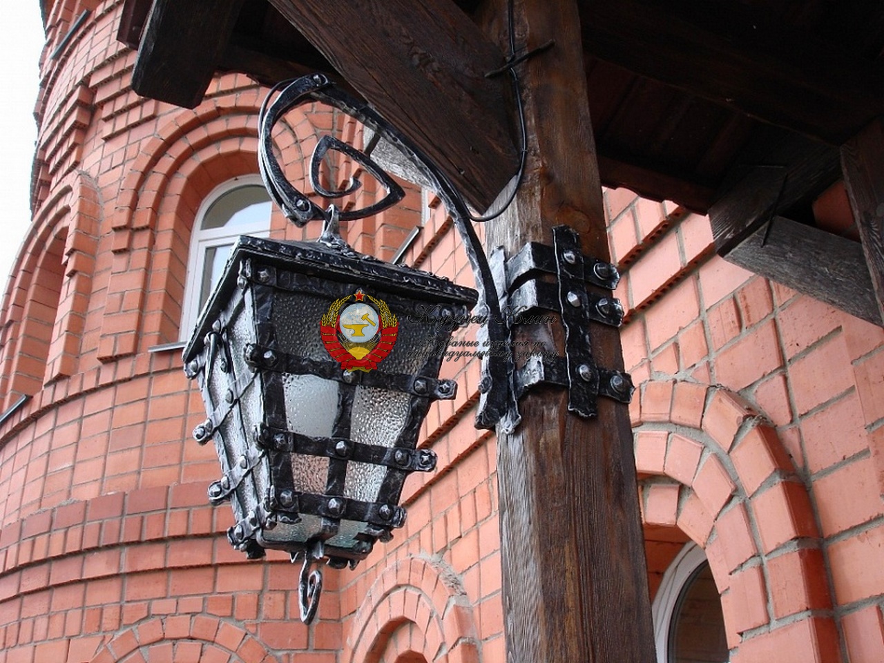 Кованый фонарь с деревом