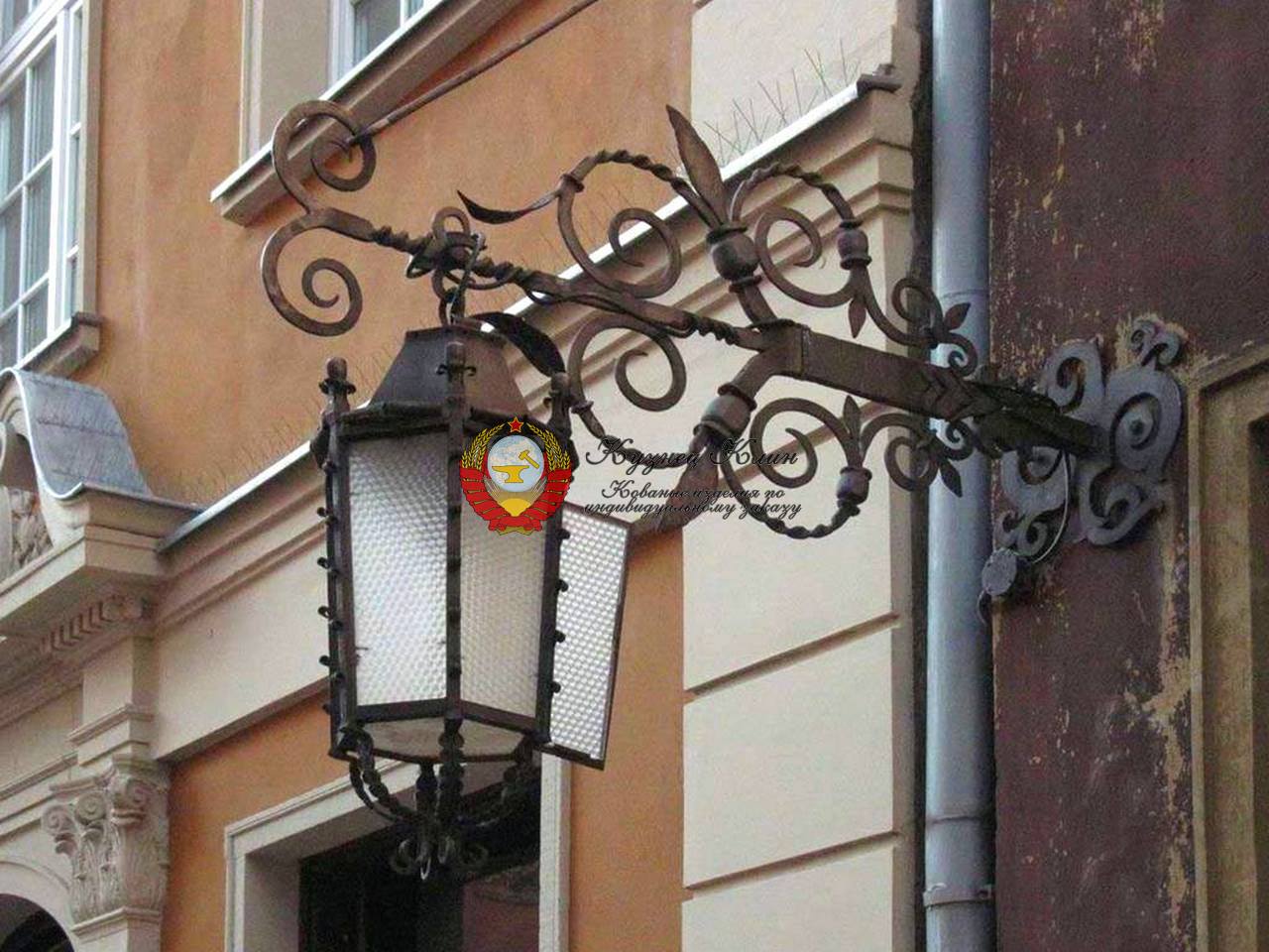 Кованый фонарь старенный