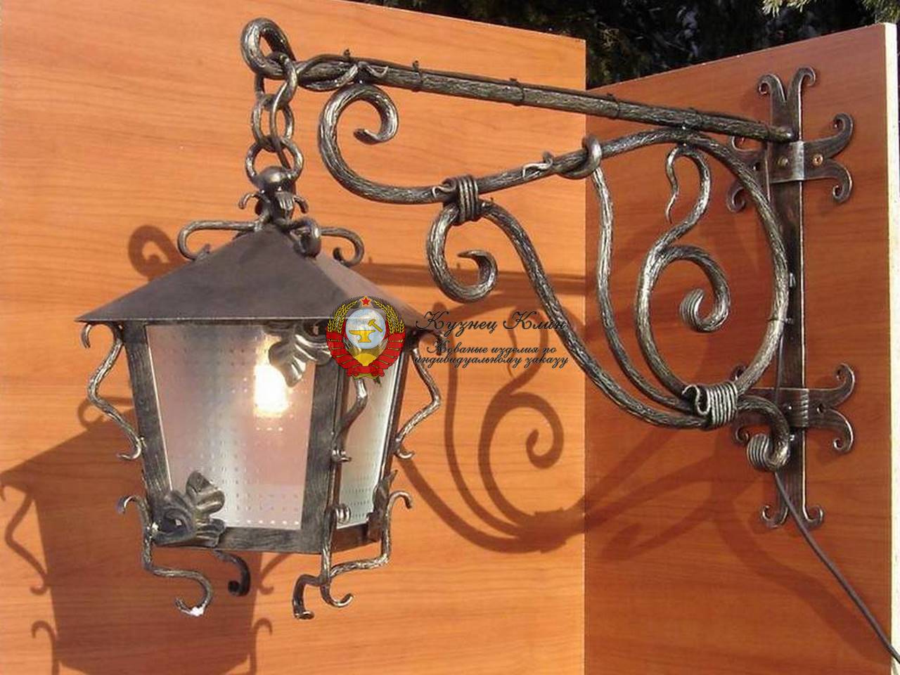 Подвесной кованый фонарь