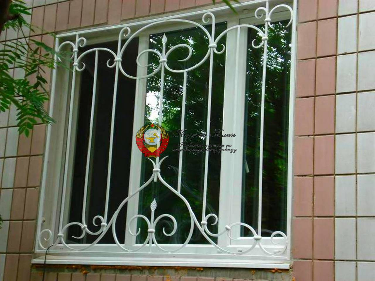 Белая кованая решетка на окно