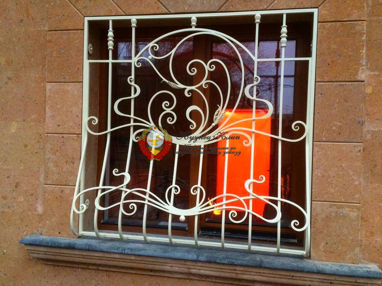 Белая кованая решетка