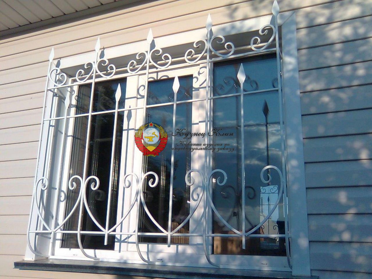 Кованая белая решетка