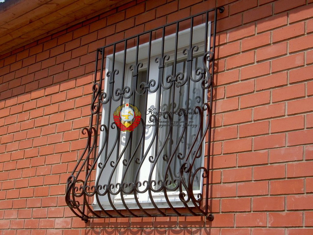 Кованая решетка на окно накладная