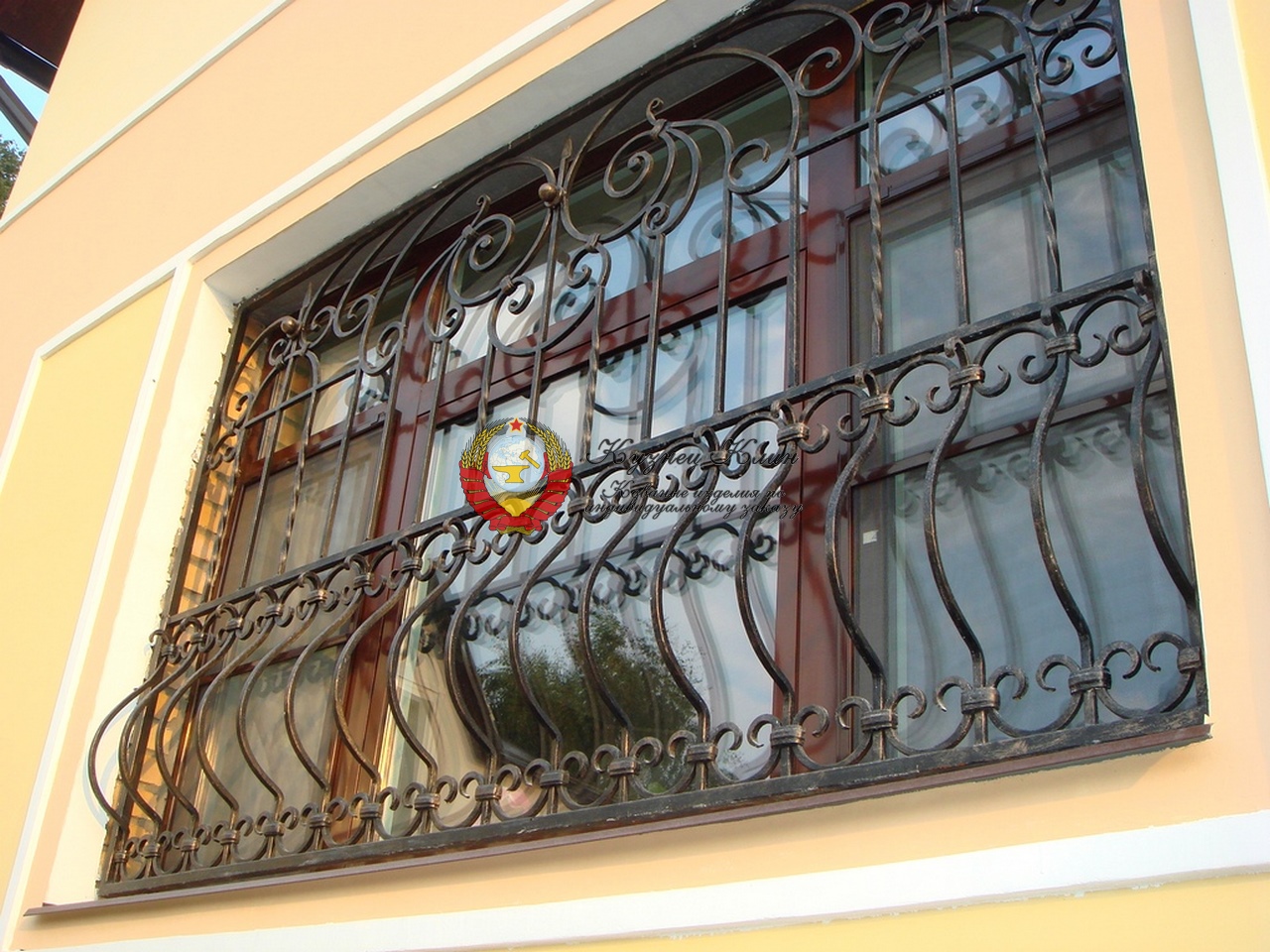 Кованая решетка с вензелем