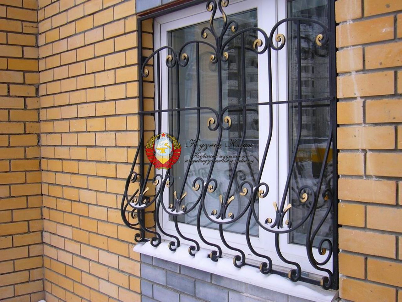 Кованая решетка с золотом