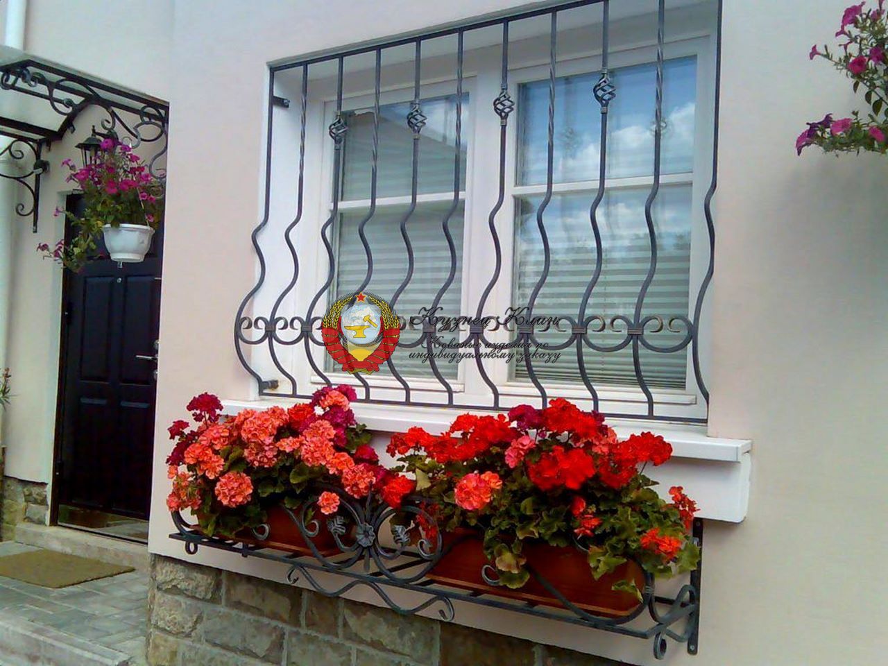 Кованая решетка с цветочницей