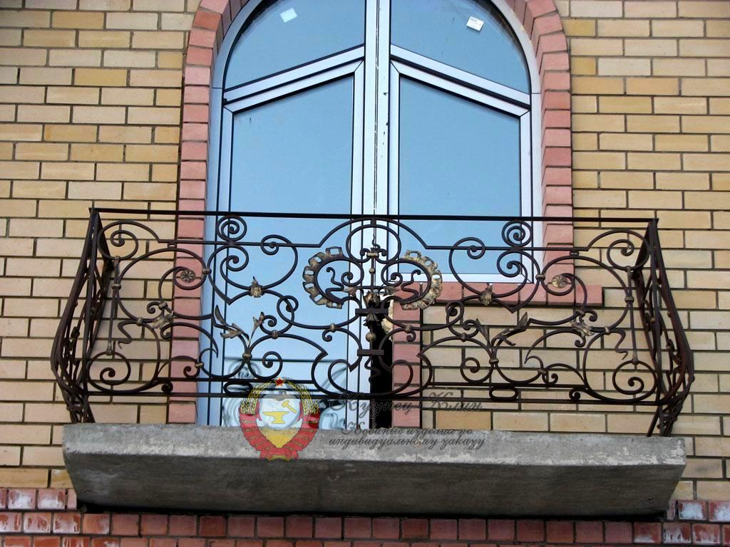 Кованый балкон длинный