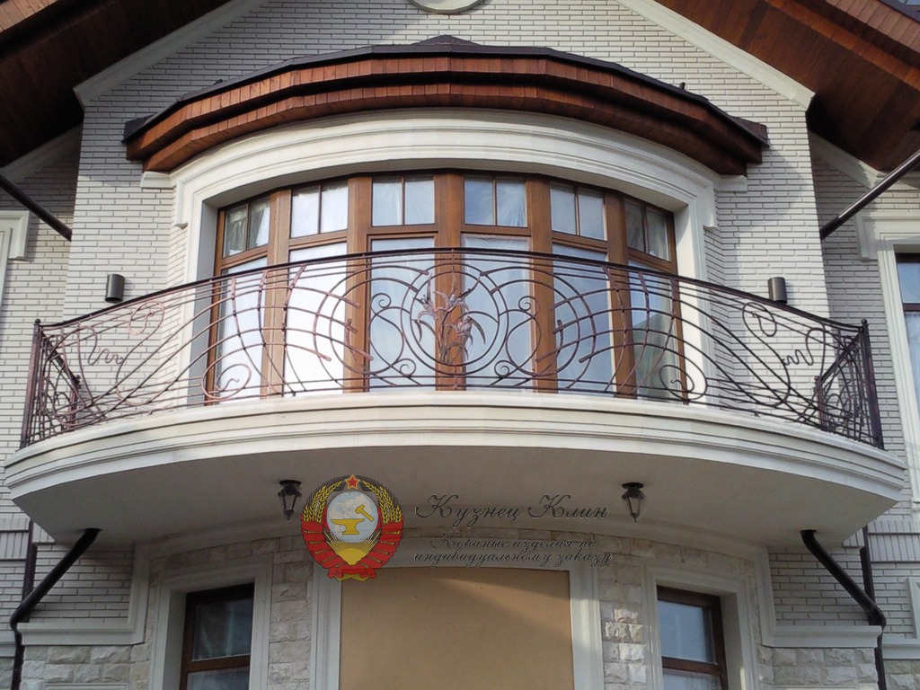 Кованый балкон на козырьке