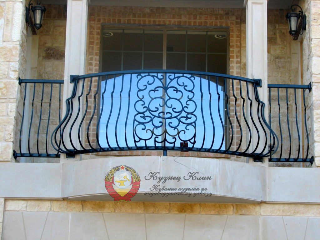 Кованый балкон с балясинами