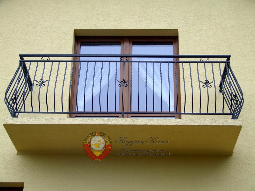Кованый балкон с выходом