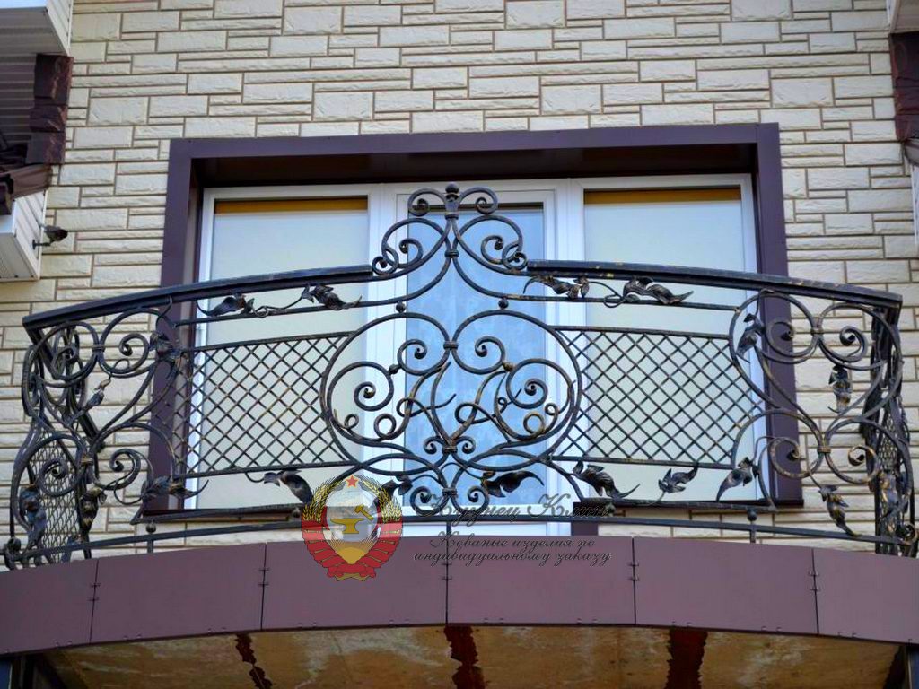 Кованый балкон с иннициалами